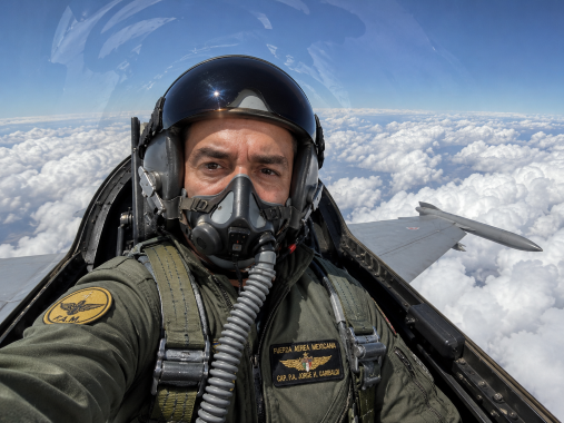 Piloto militar utilizando equipo de vuelo resistente al fuego